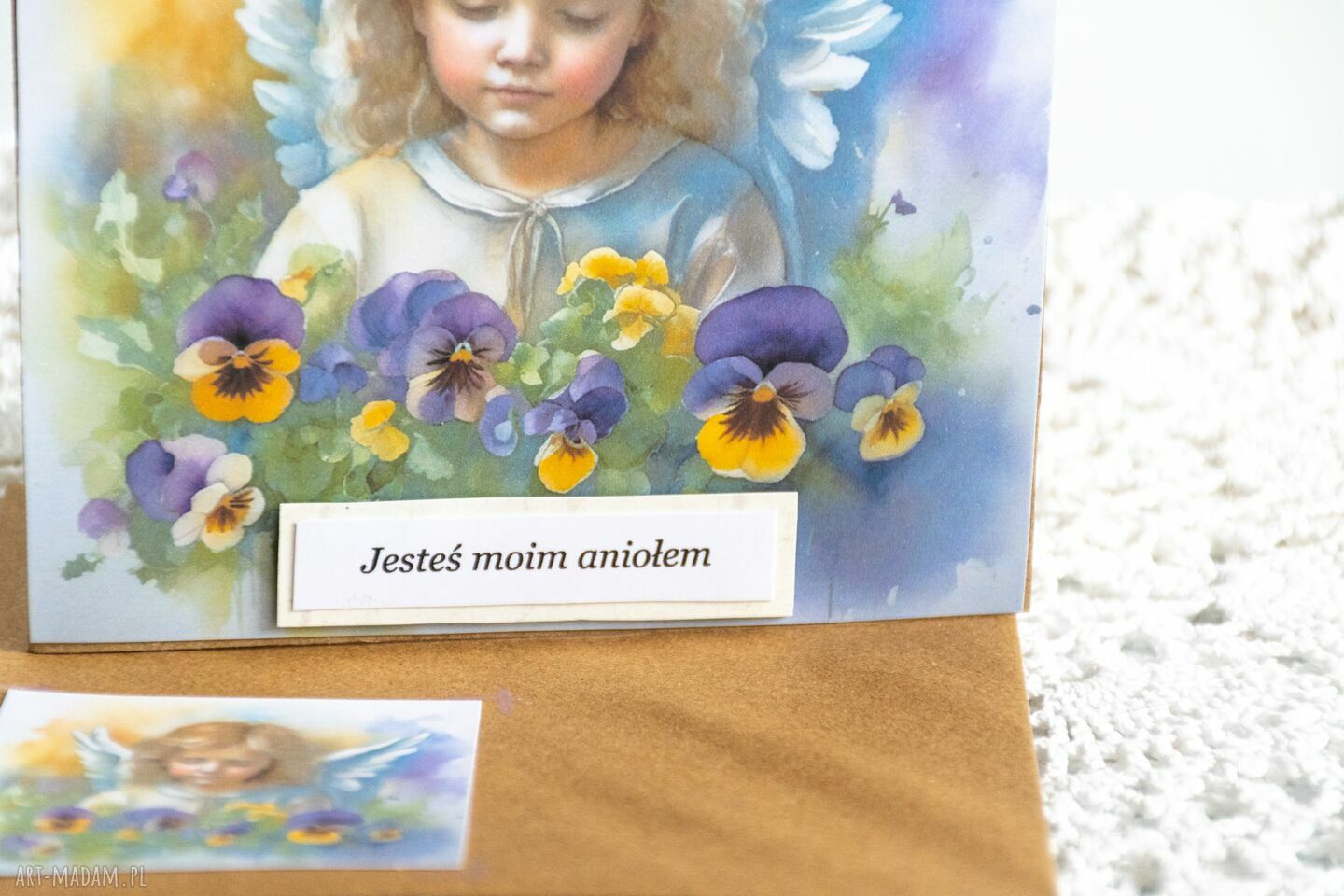 Chrzest dziewczynki: prosta kartka i koperta "Jesteś moim aniołem" z aniołem i bratkami