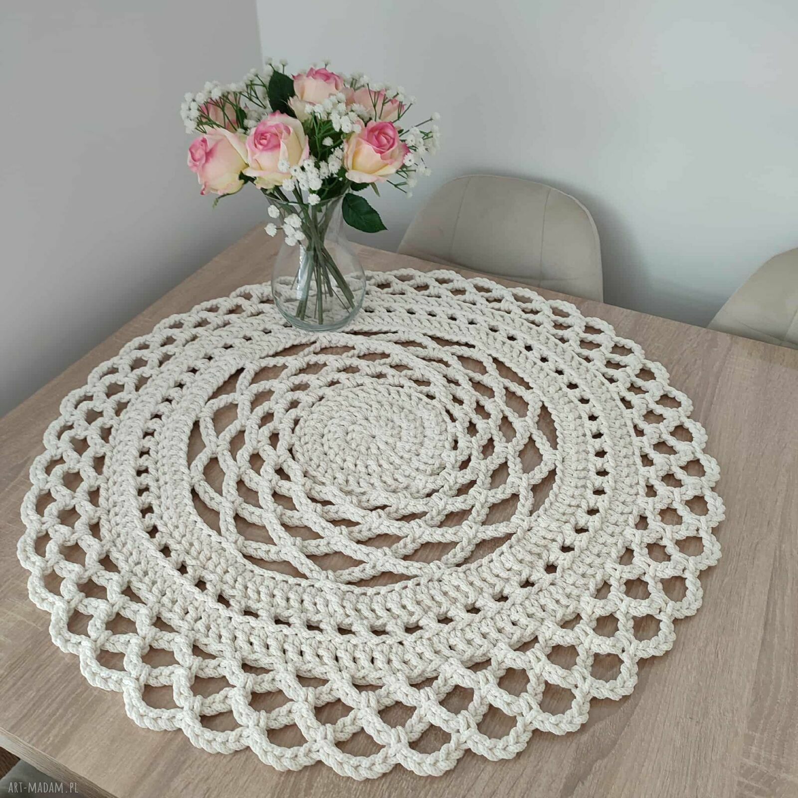 Ręcznie robiona serweta szydełkowa ze sznurka 70 cm (okrągła) w kolorze ecru
