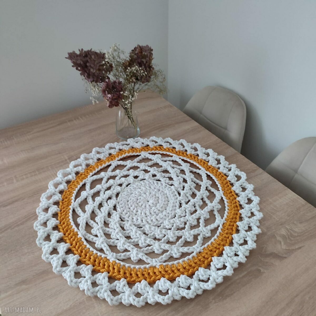 Ażurowa, okrągła serweta szydełkowa ze sznurka bawełnianego 60 cm