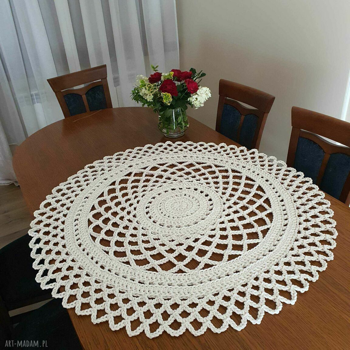 Ażurowa serweta szydełkowa ze sznurka 110 cm do Twojego stołu
