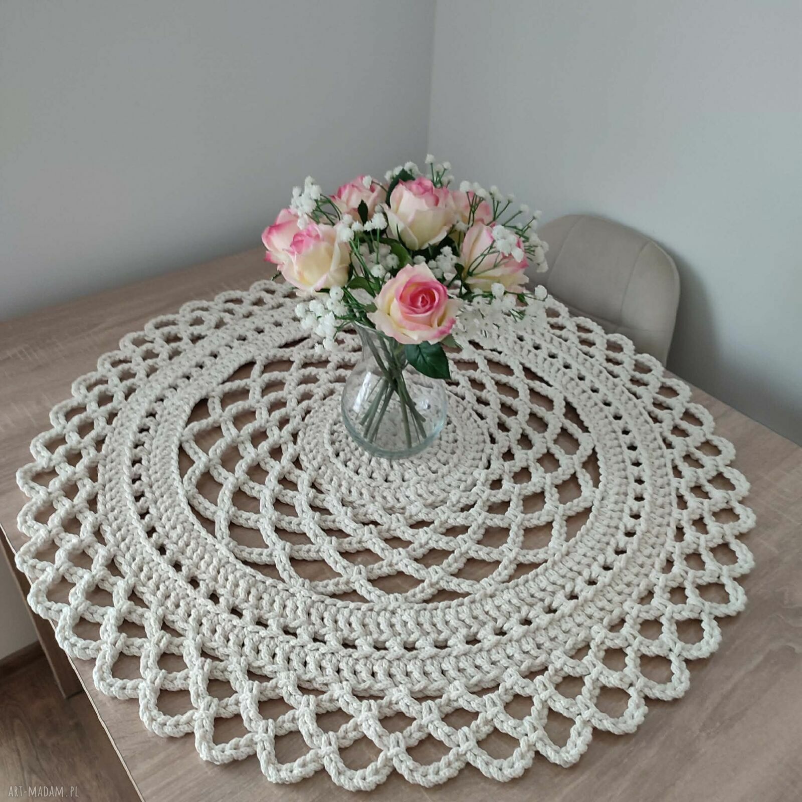 Okrągła serweta szydełkowa ze sznurka bawełnianego 80 cm - handmade