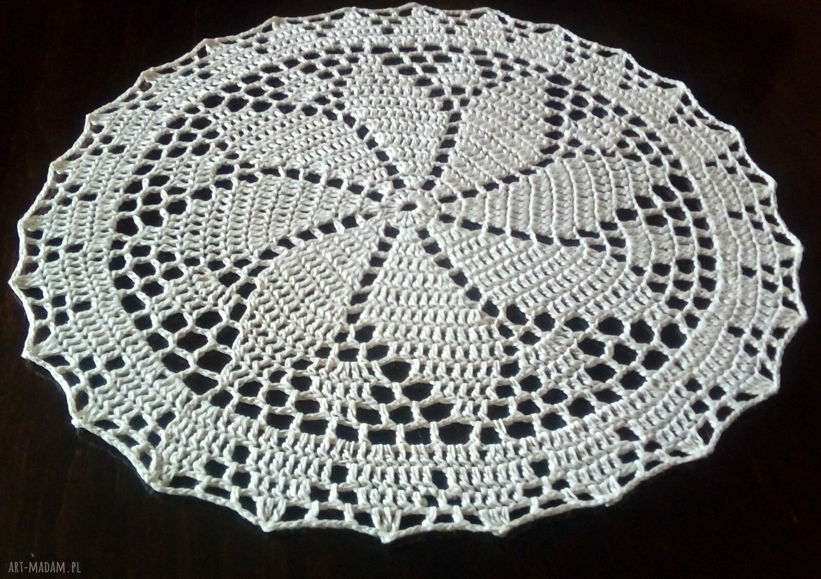 Beżowa serwetka szydełkowa z bawełny 100%, usztywniona, 35 cm