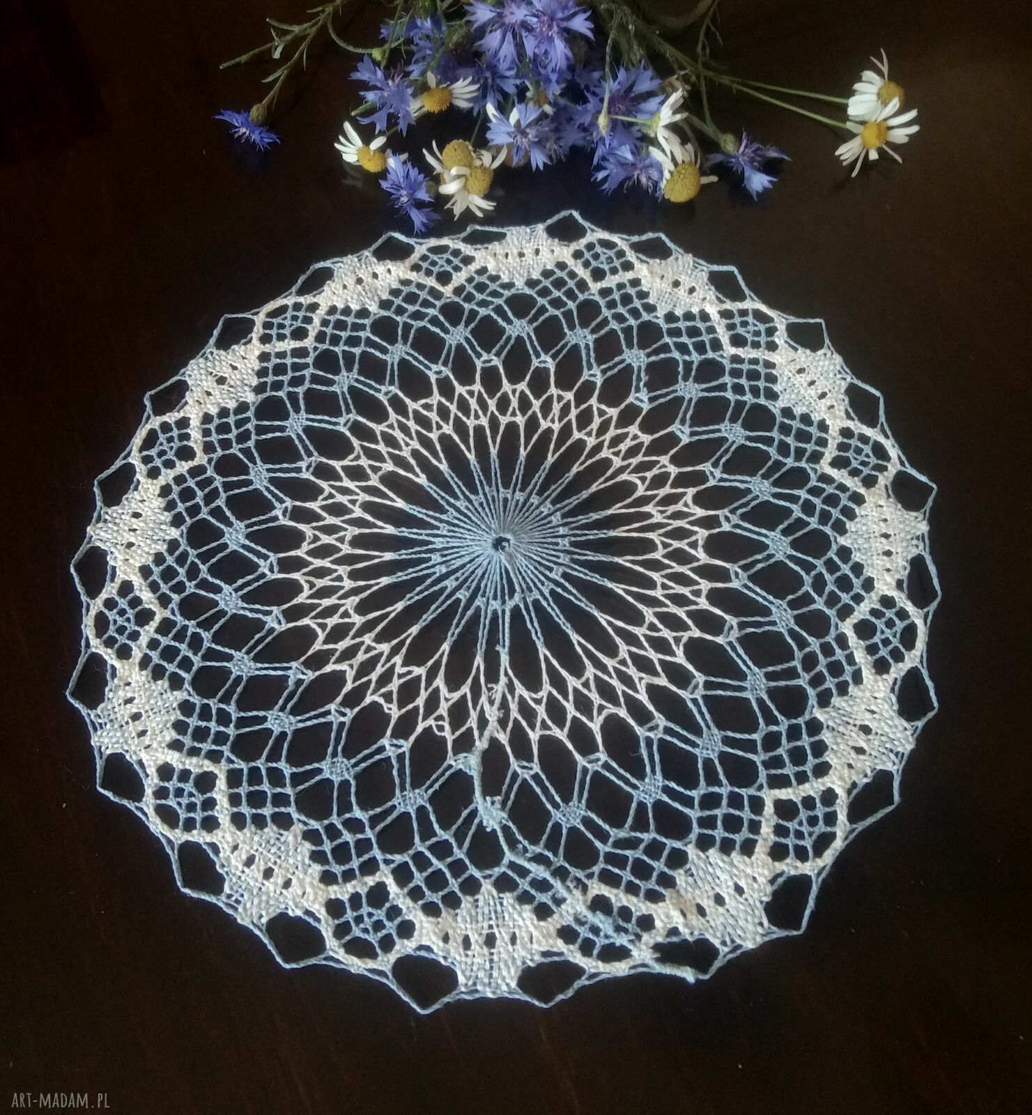 Serwetka biało-niebieska z cienkiego kordonka - ręcznie robiona 22 cm