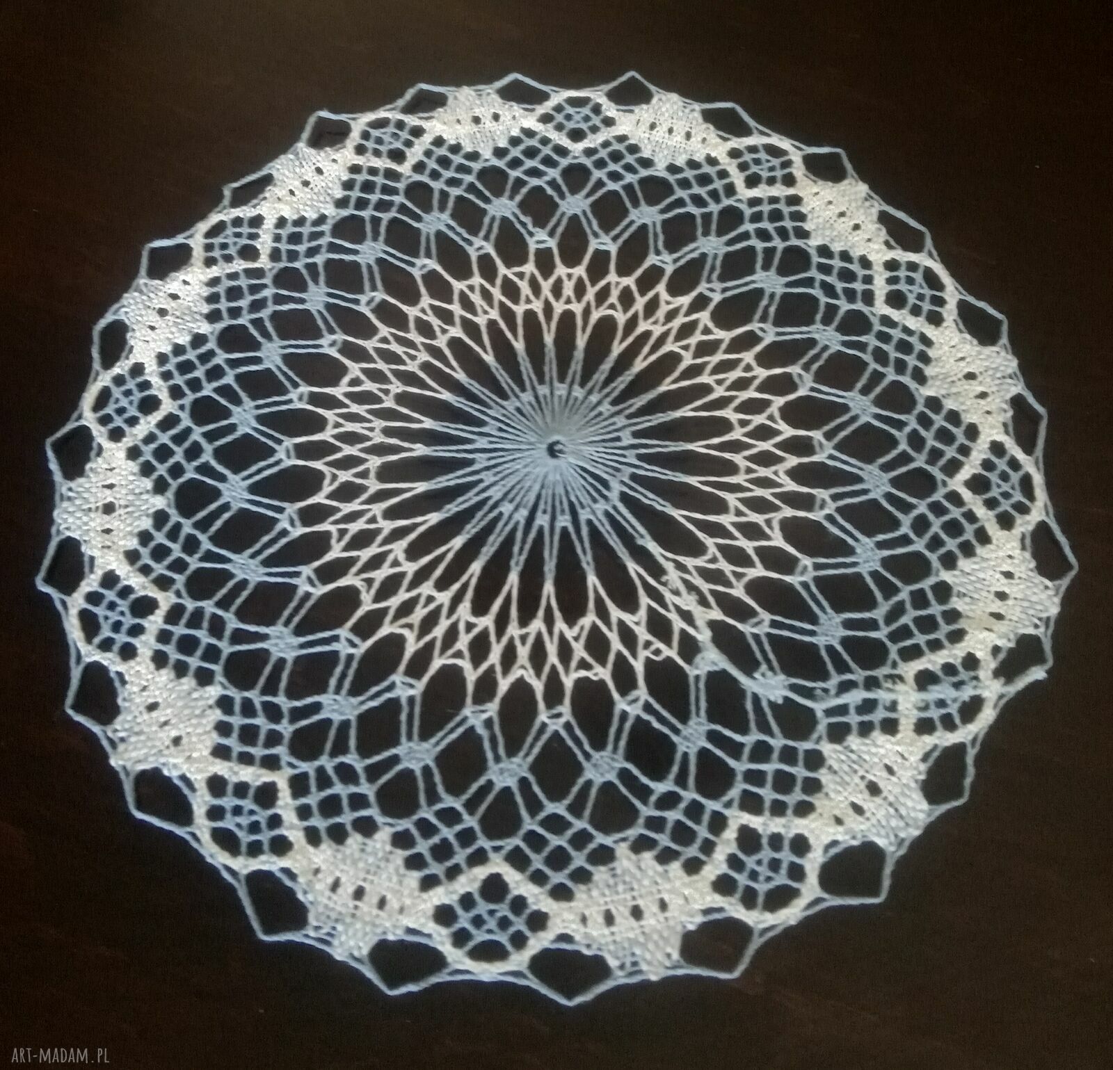 Serwetka biało-niebieska z cienkiego kordonka - ręcznie robiona (22 cm)