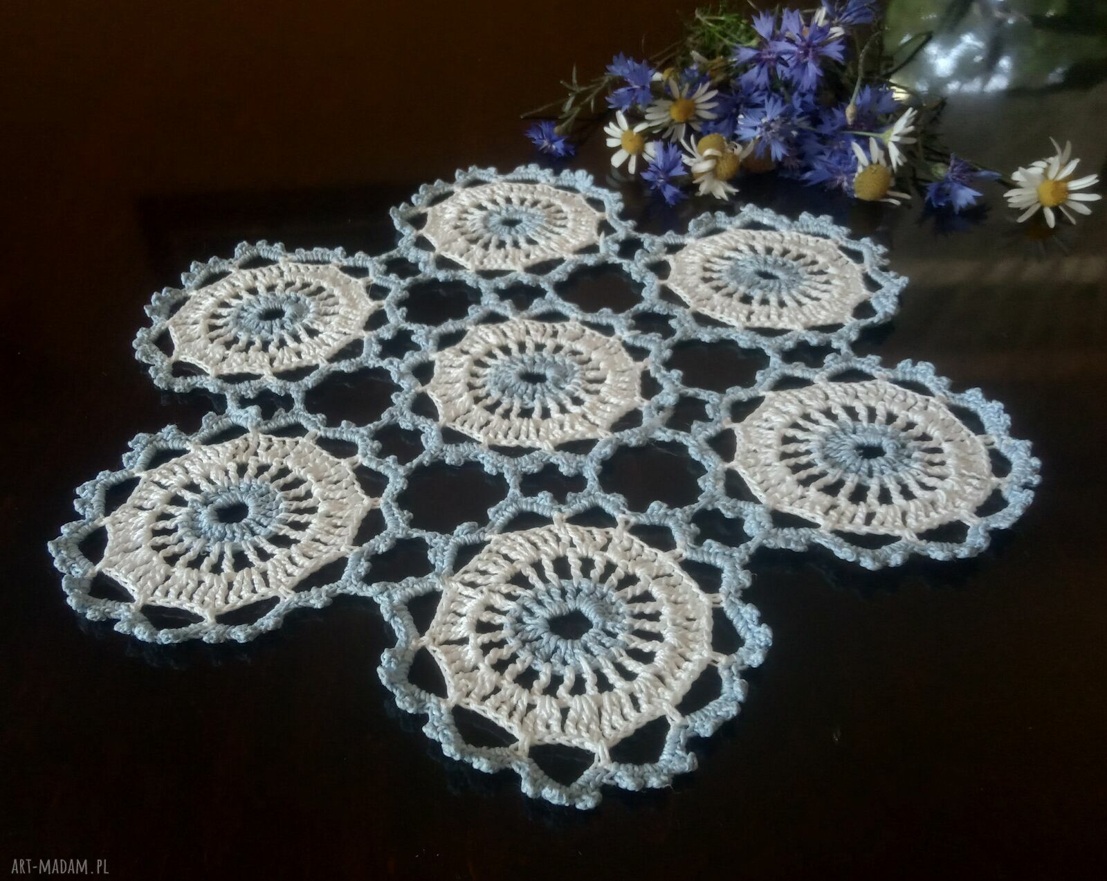Serwetka koniakowska z kordonka w bieli i niebieskim - podkładka 26 cm