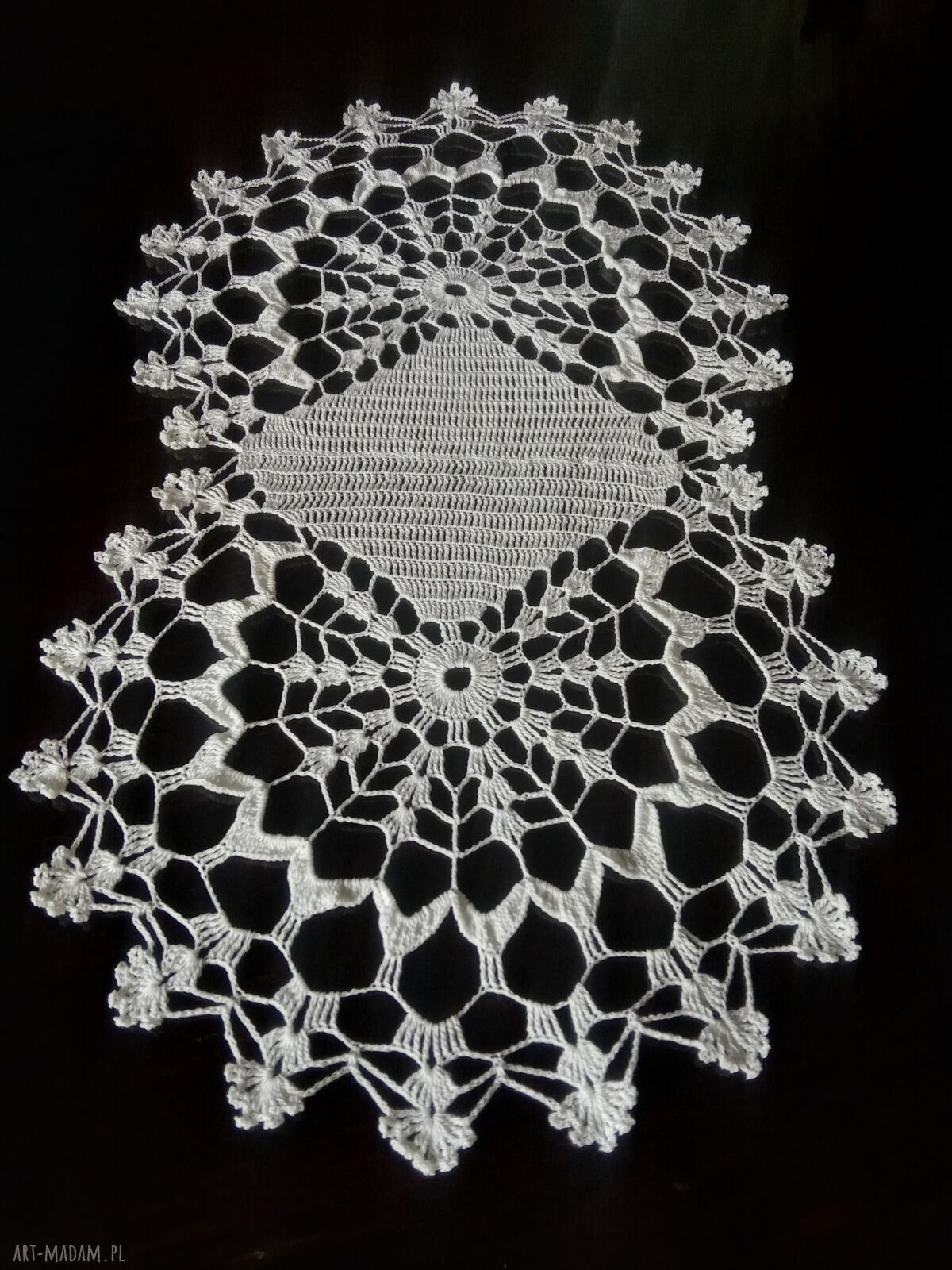 Ręcznie robiona serwetka koronkowa owalna z bawełny 21 x 39 cm
