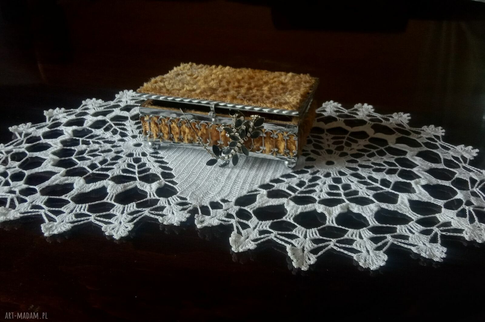 Ręcznie robiona serwetka koronkowa owalna z bawełny 21 x 39 cm