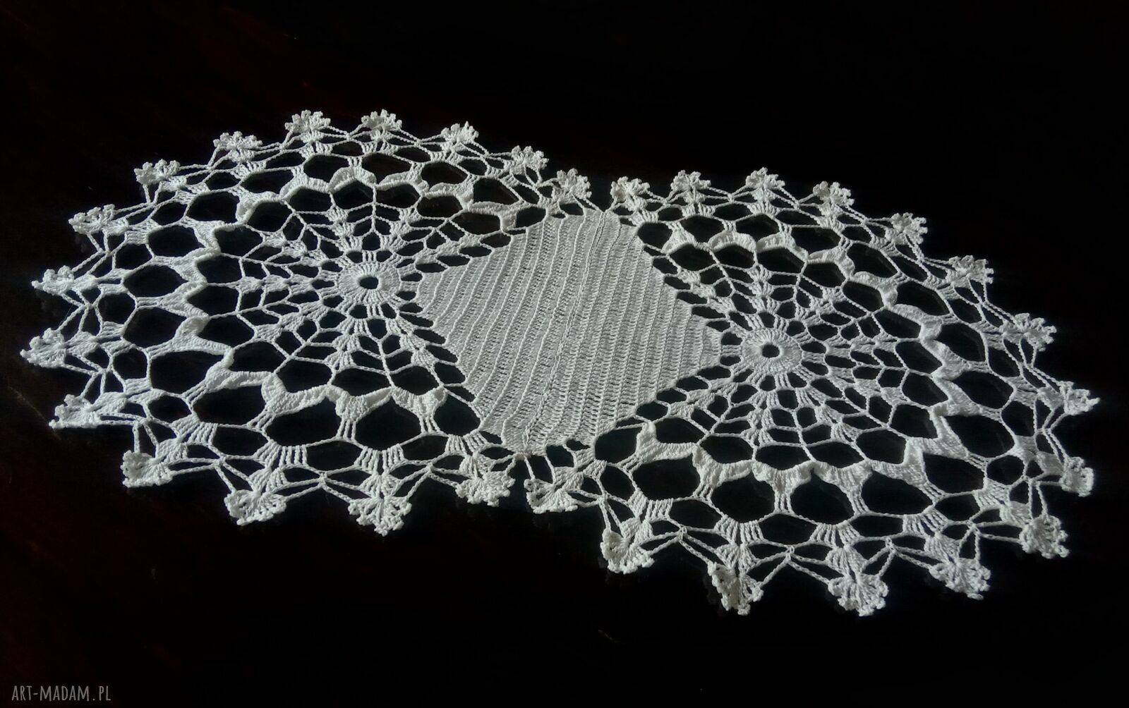 Ręcznie robiona serwetka koronkowa owalna z bawełny 21 x 39 cm