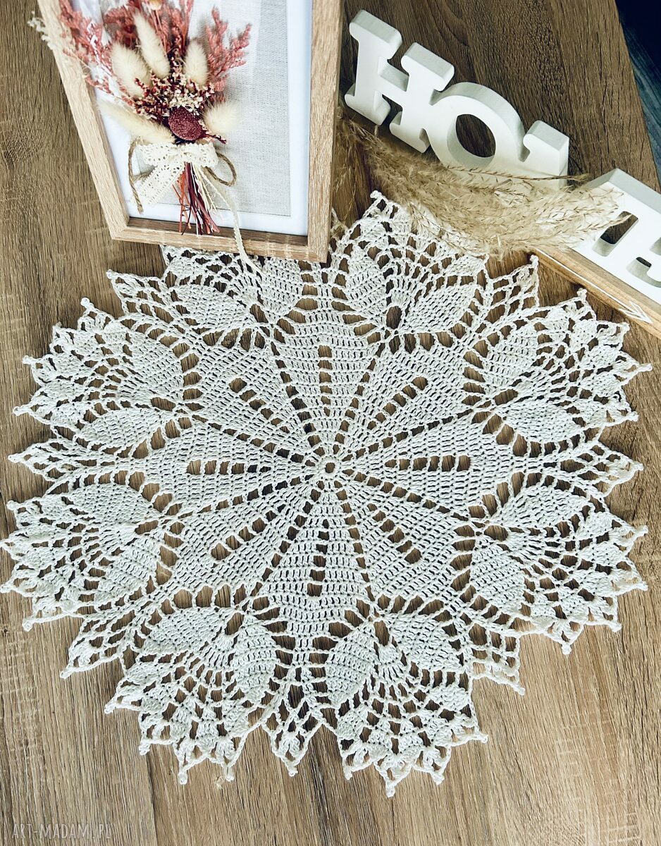 Serwetka szydełkowa w tulipany - kordonka, ok. 53 cm
