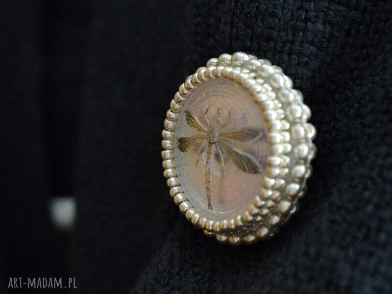 Broszka ważka Shiny Buttons - haft koralikowy z szklanym guzikiem