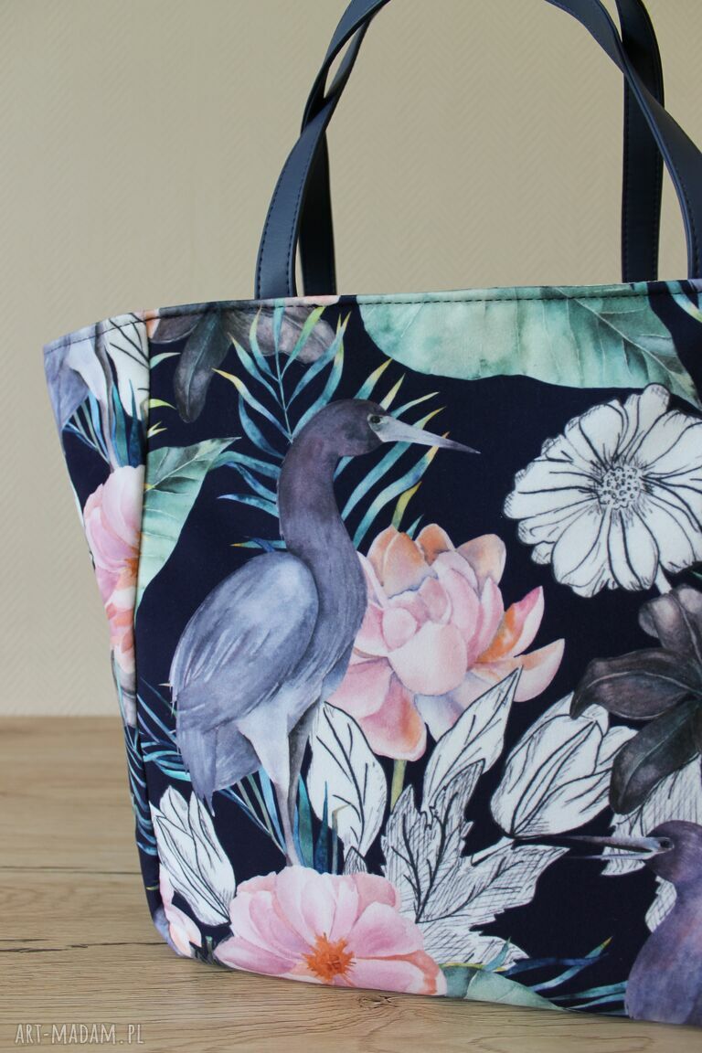 Shopper bag z czaplami na ramię - rękodzieło, które pasuje do codziennych stylizacji