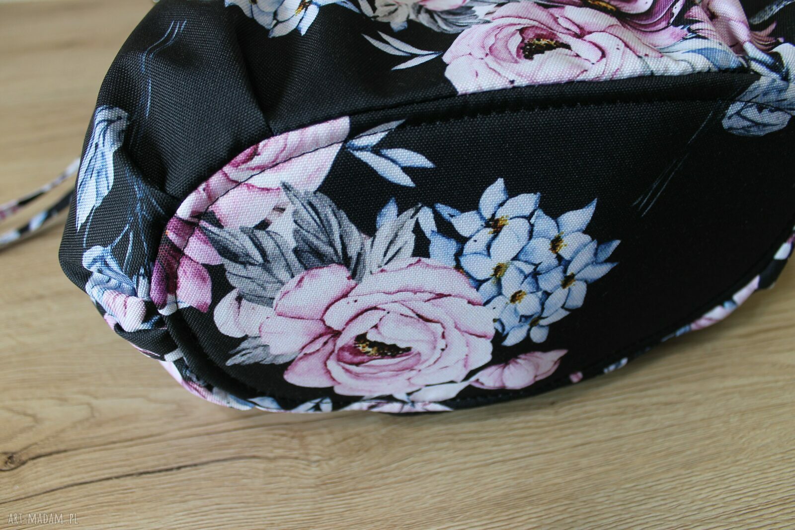 Shopper bag worek hobo w kwiaty na czarnym tle