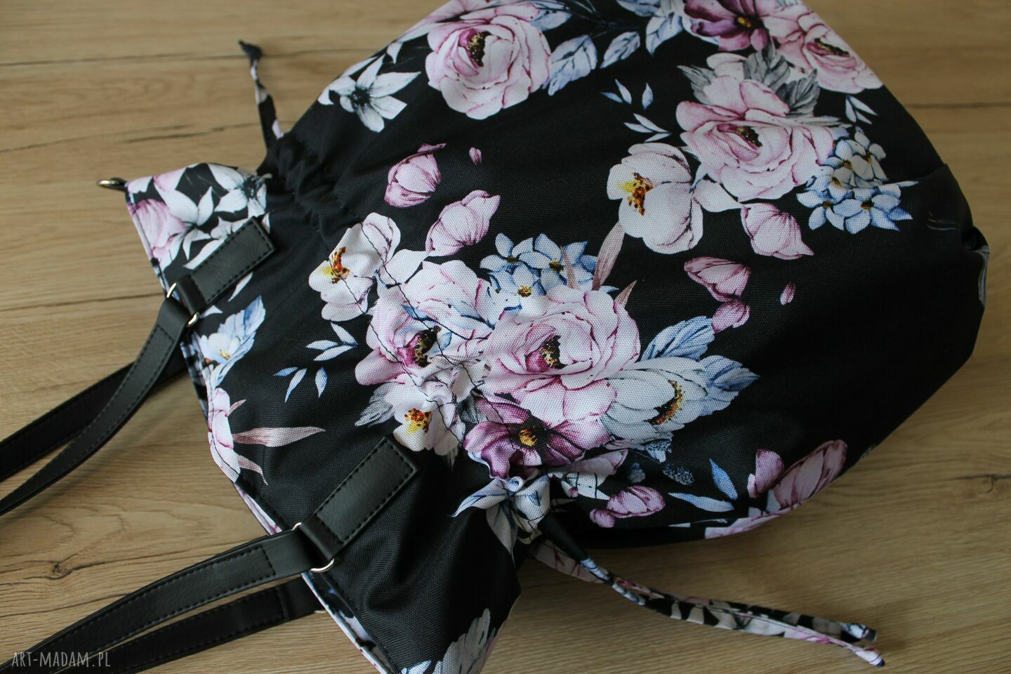 Shopper bag worek hobo w kwiaty na czarnym tle