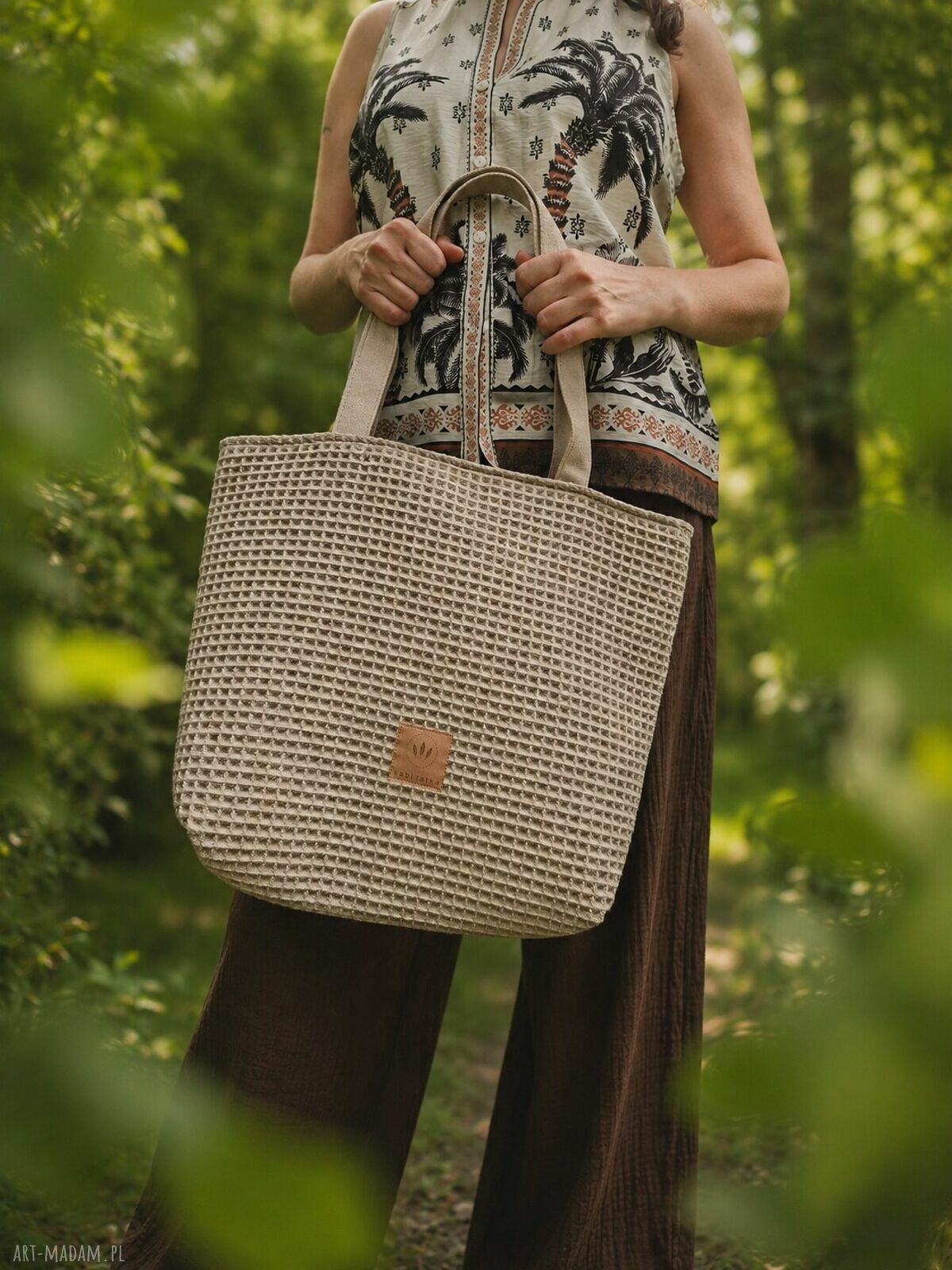 Beżowa torba shopper z plecionki typu wafel na ramię