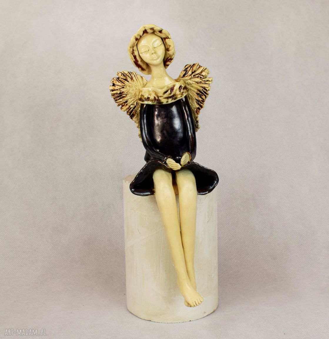 Anioł siedzący ceramiczny - ręcznie szkliwiony anioł do wnętrza (ok. 26 cm)