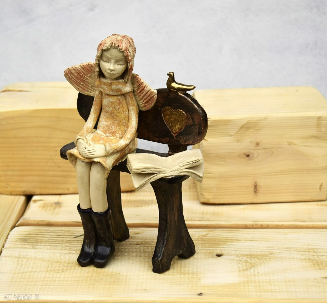 Anioł ceramiczny ręcznie wykonany - siedzący na ławeczce