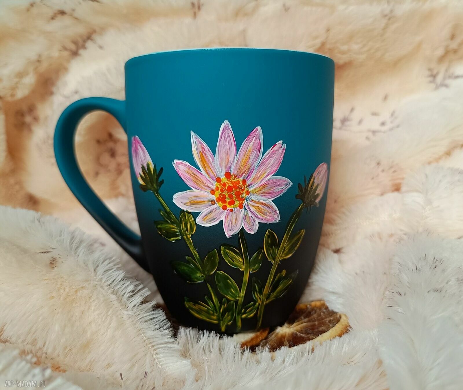 Ręcznie malowany kubek porcelanowy 300 ml z modraszką w kwiatach - prezent na urodziny