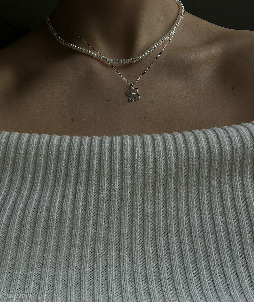 naszyjniki: Srebrny naszyjnik z dużą literą hand made