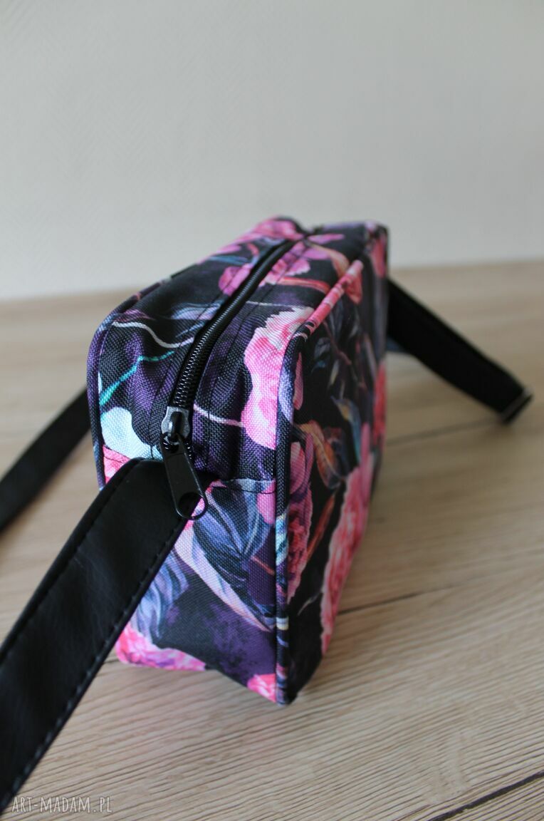 Single Bag - piwonie na czarnym tle - wygodna torebka na ramię na co dzień i na wyjścia