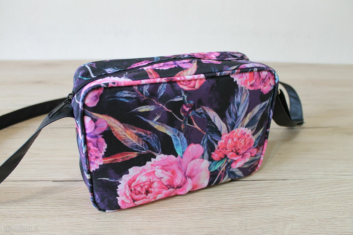 Single Bag - piwonie na czarnym tle - wygodna torebka na ramię na co dzień i na wyjścia