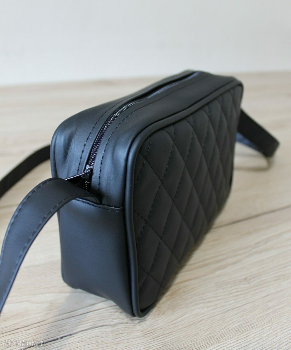 Single Bag - czarna: elegancka torebka na ramię ręcznie pikowana