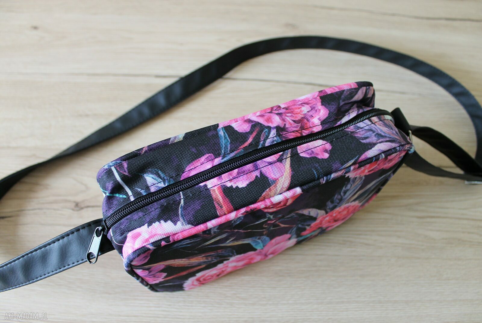 Single Bag - piwonie na czarnym tle - wygodna torebka na ramię na co dzień i na wyjścia