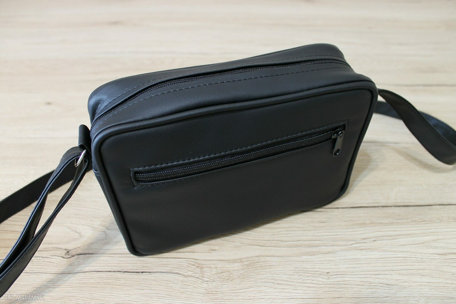 Single Bag - czarna: elegancka torebka na ramię ręcznie pikowana