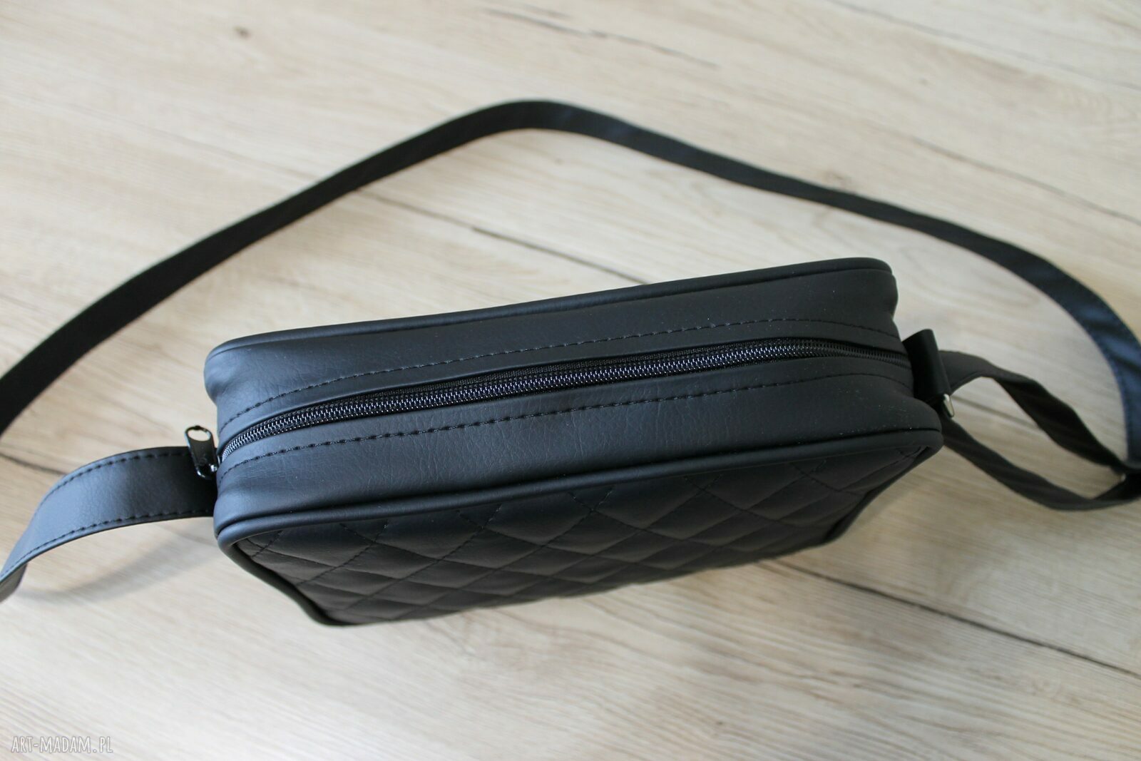 Single Bag - czarna: elegancka torebka na ramię ręcznie pikowana