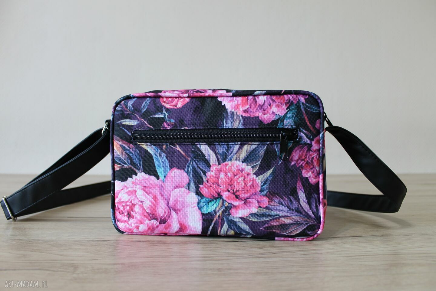 Single Bag - piwonie na czarnym tle - wygodna torebka na ramię na co dzień i na wyjścia