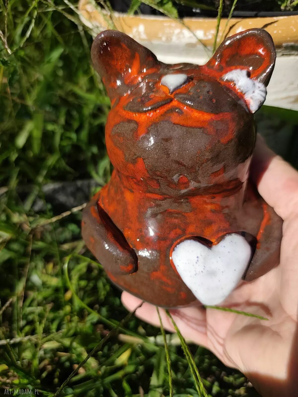 Ręcznie robiona skarbonka ceramiczna w kształcie kota z sercem