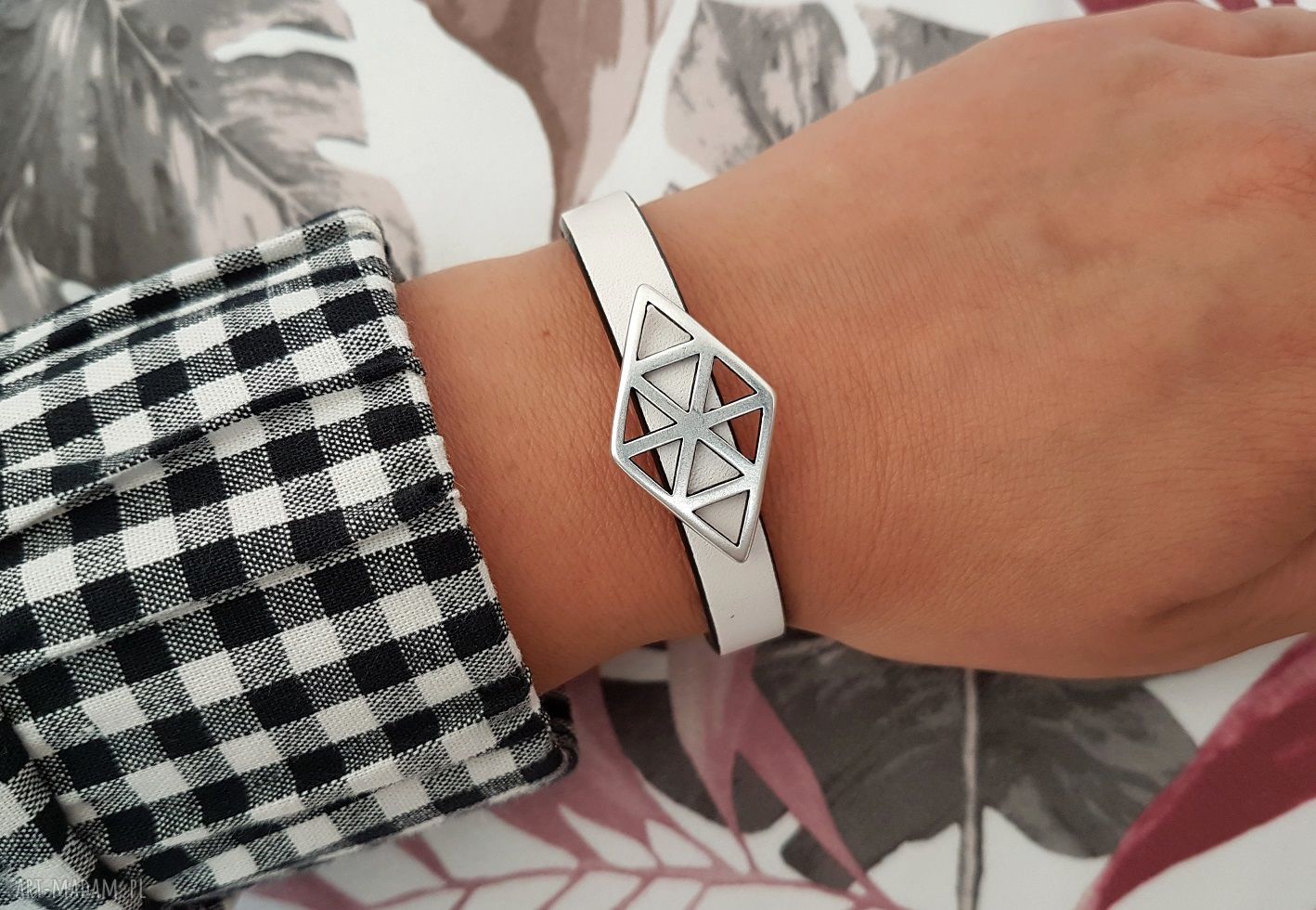 Biała bransoletka skórzana Magnetoos z rombem i zapięciem magnetycznym