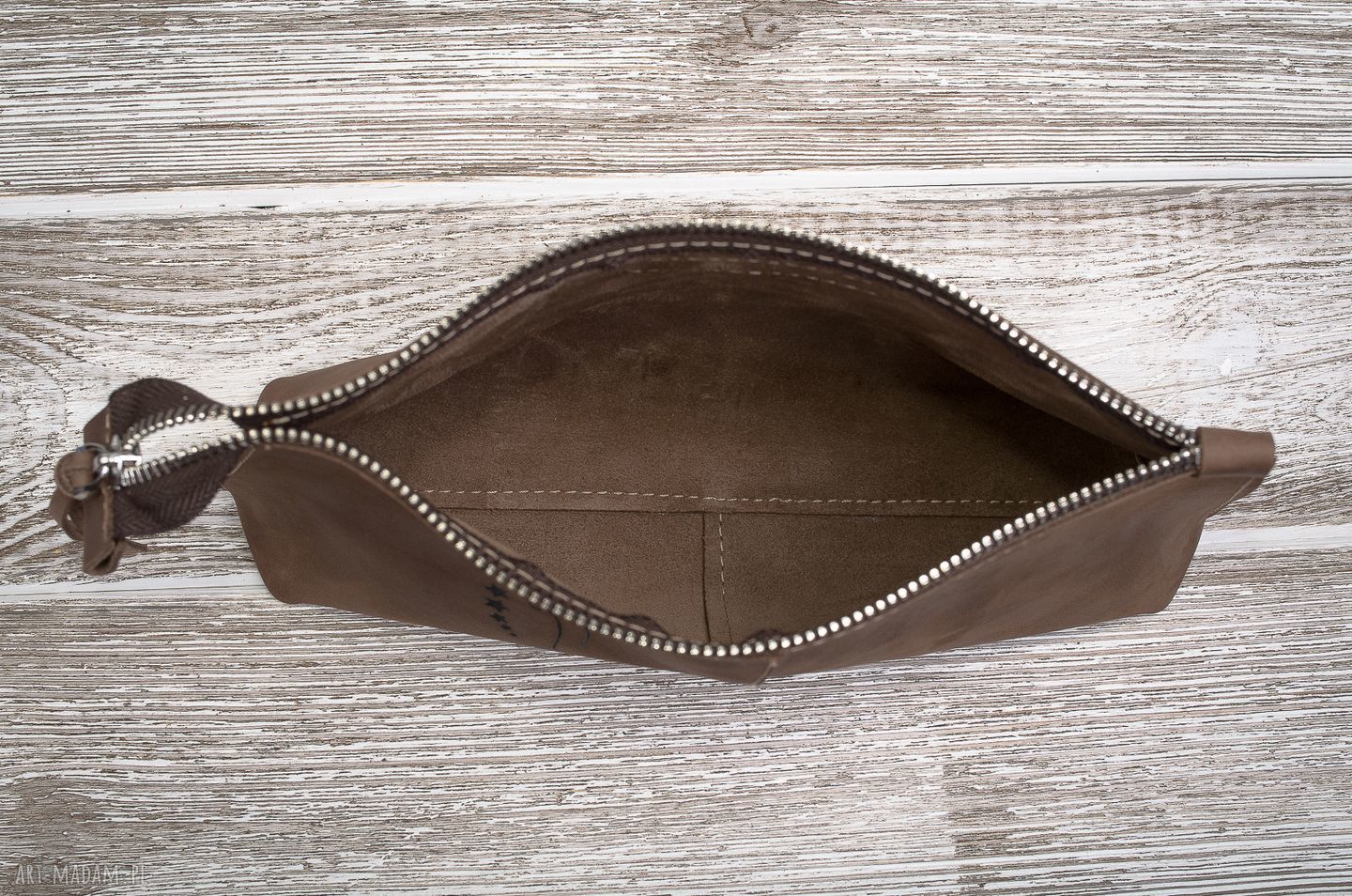 Brązowa skórzana kosmetyczka damska handmade - pojemny organizer na co dzień i w podróży