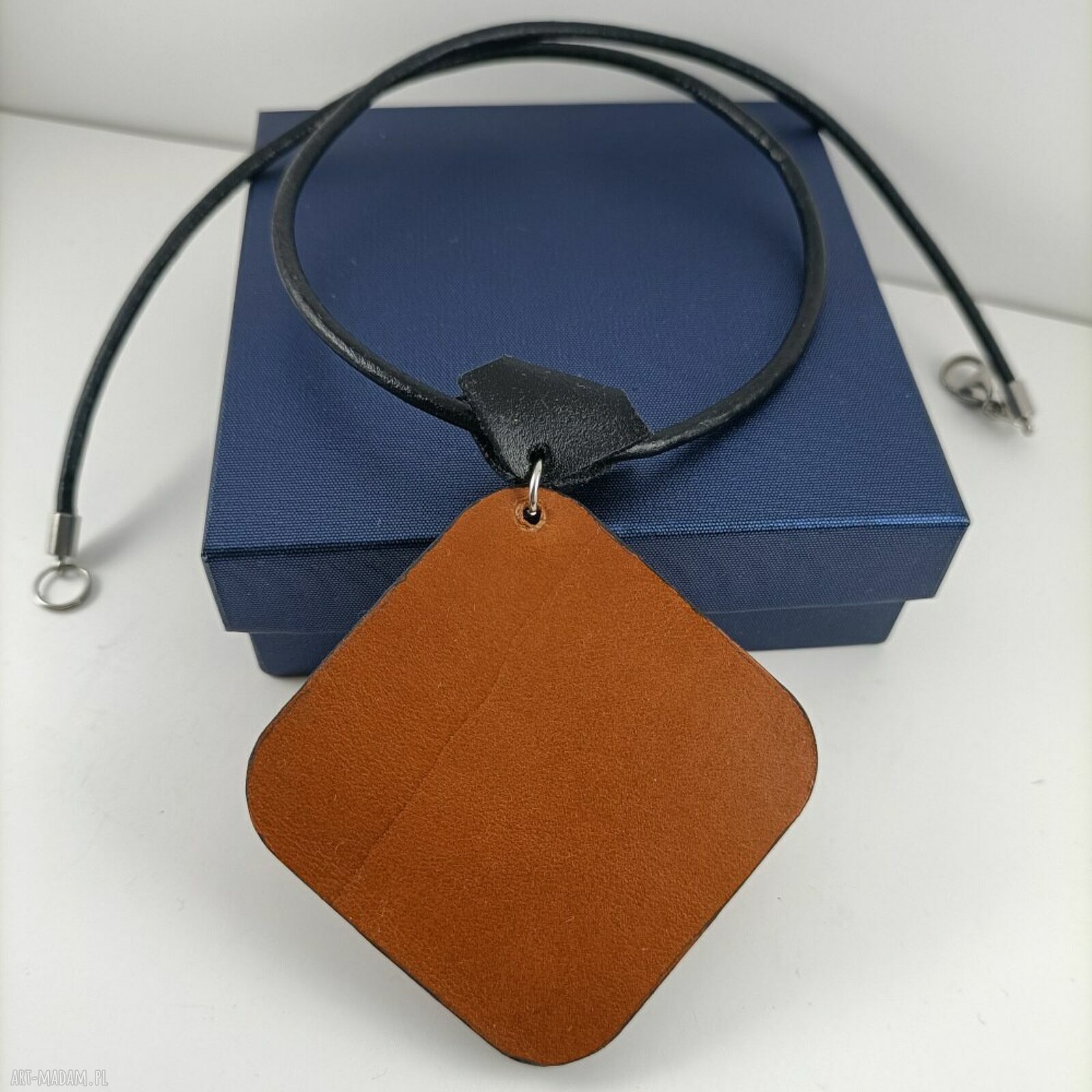 Skórzana zawieszka w brązach na czarnym rzemieniu - minimalistyczny naszyjnik handmade