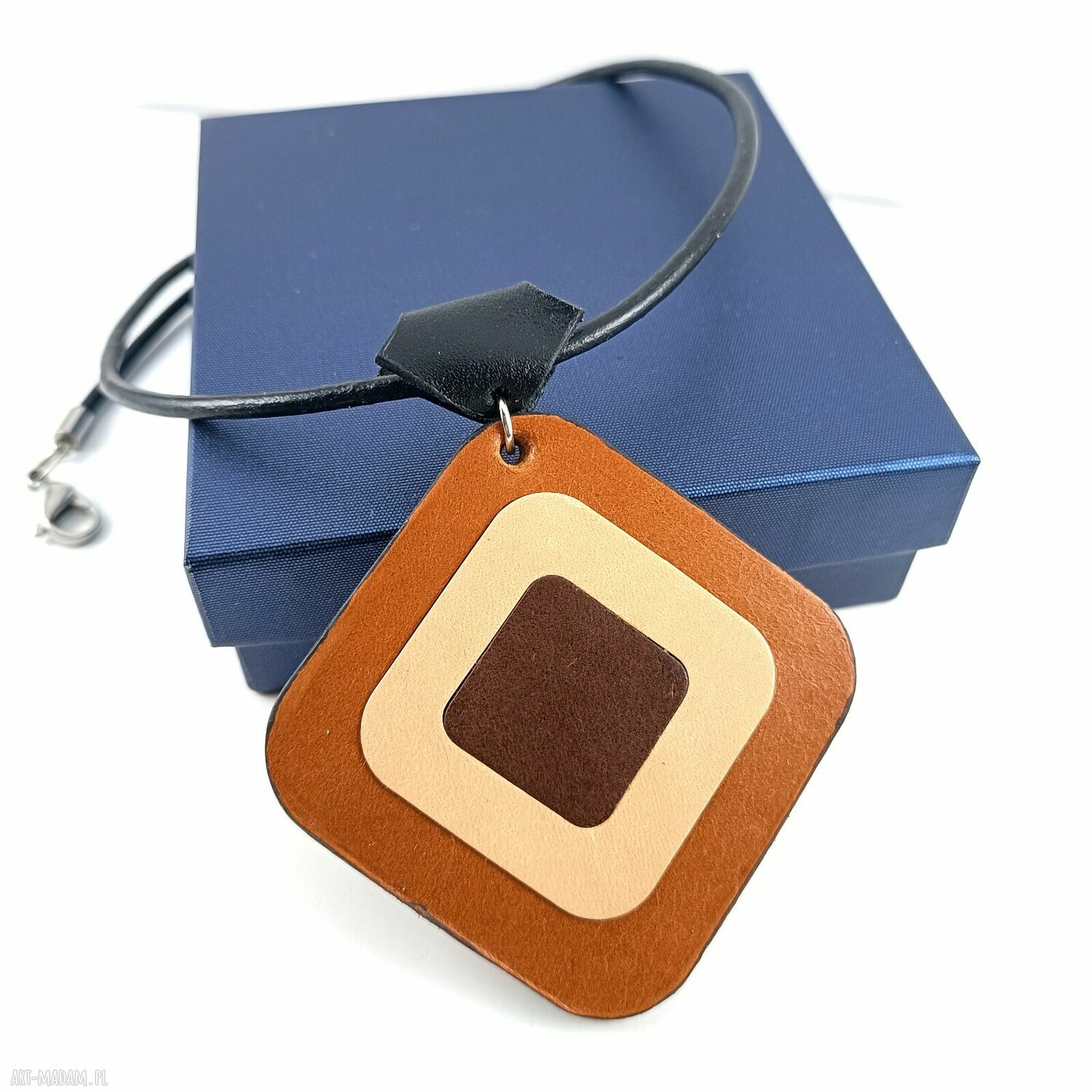 Skórzana zawieszka w brązach na czarnym rzemieniu - minimalistyczny naszyjnik handmade