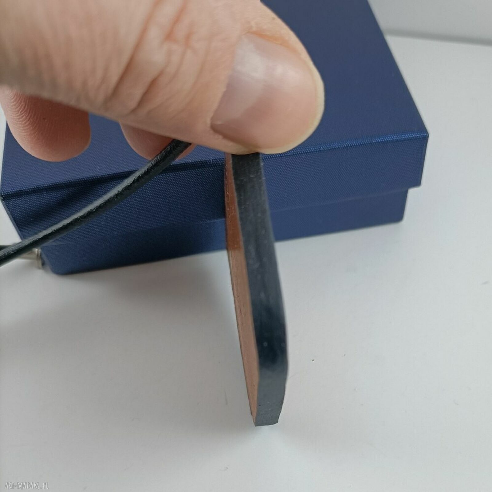 Skórzana zawieszka w brązach na czarnym rzemieniu - minimalistyczny naszyjnik handmade