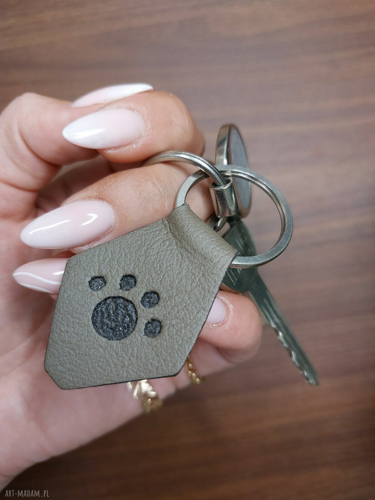 Skórzany brelok do kluczy z motywem łapki - O-Paws