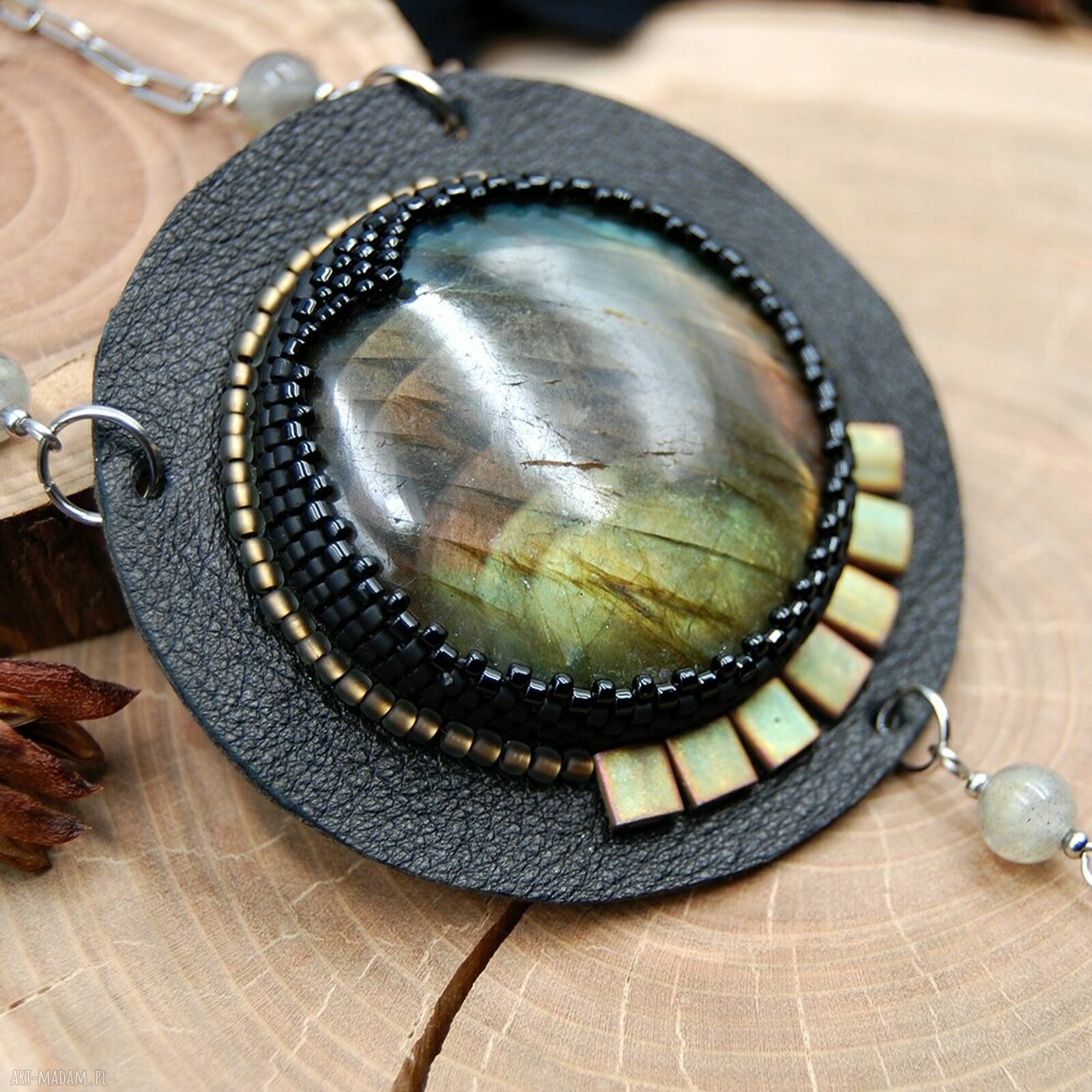 Skórzany wisior z tęczowym labradorytem handmade