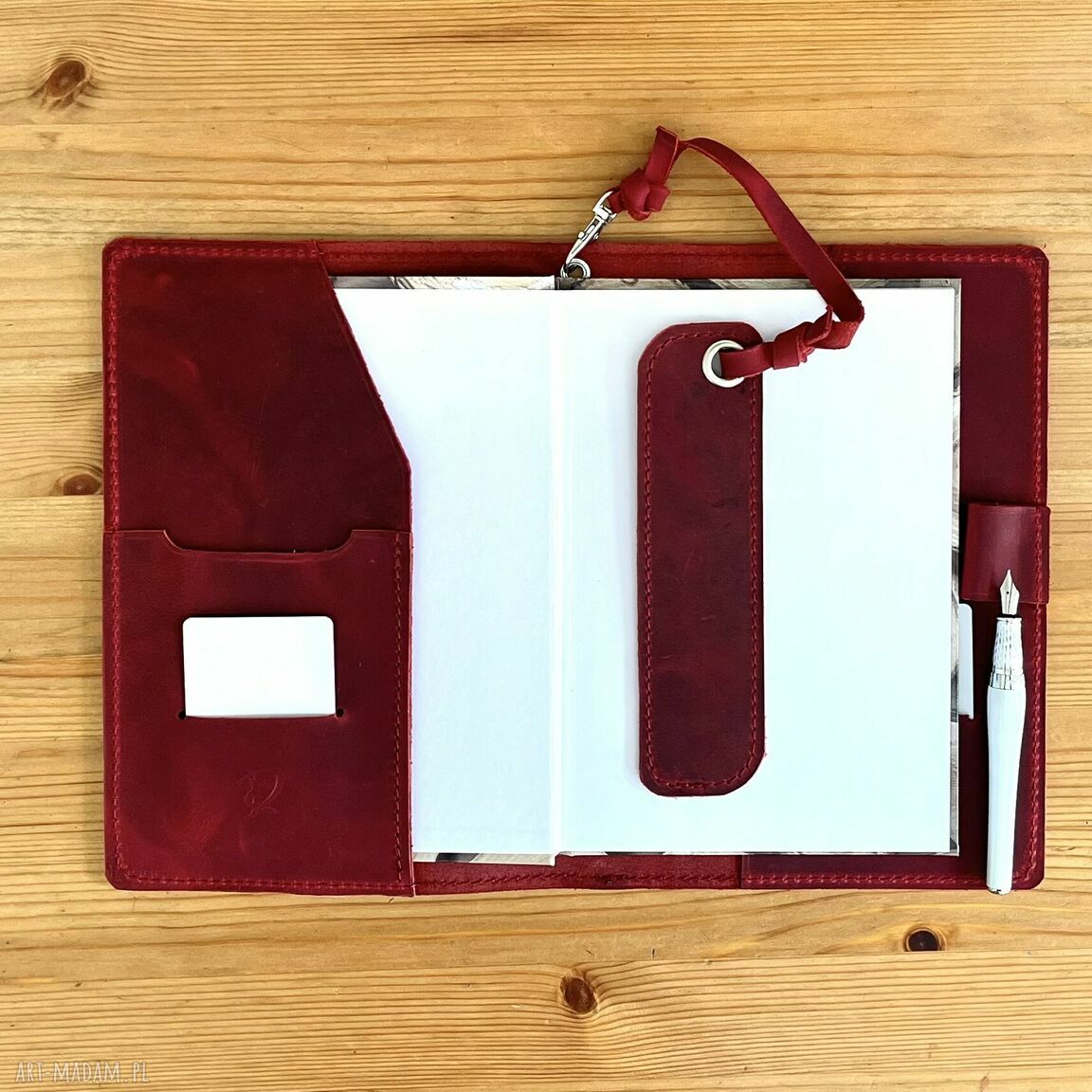 etui: Czerwona skórzana okładka na zeszyt formatu A5. Ręcznie robione