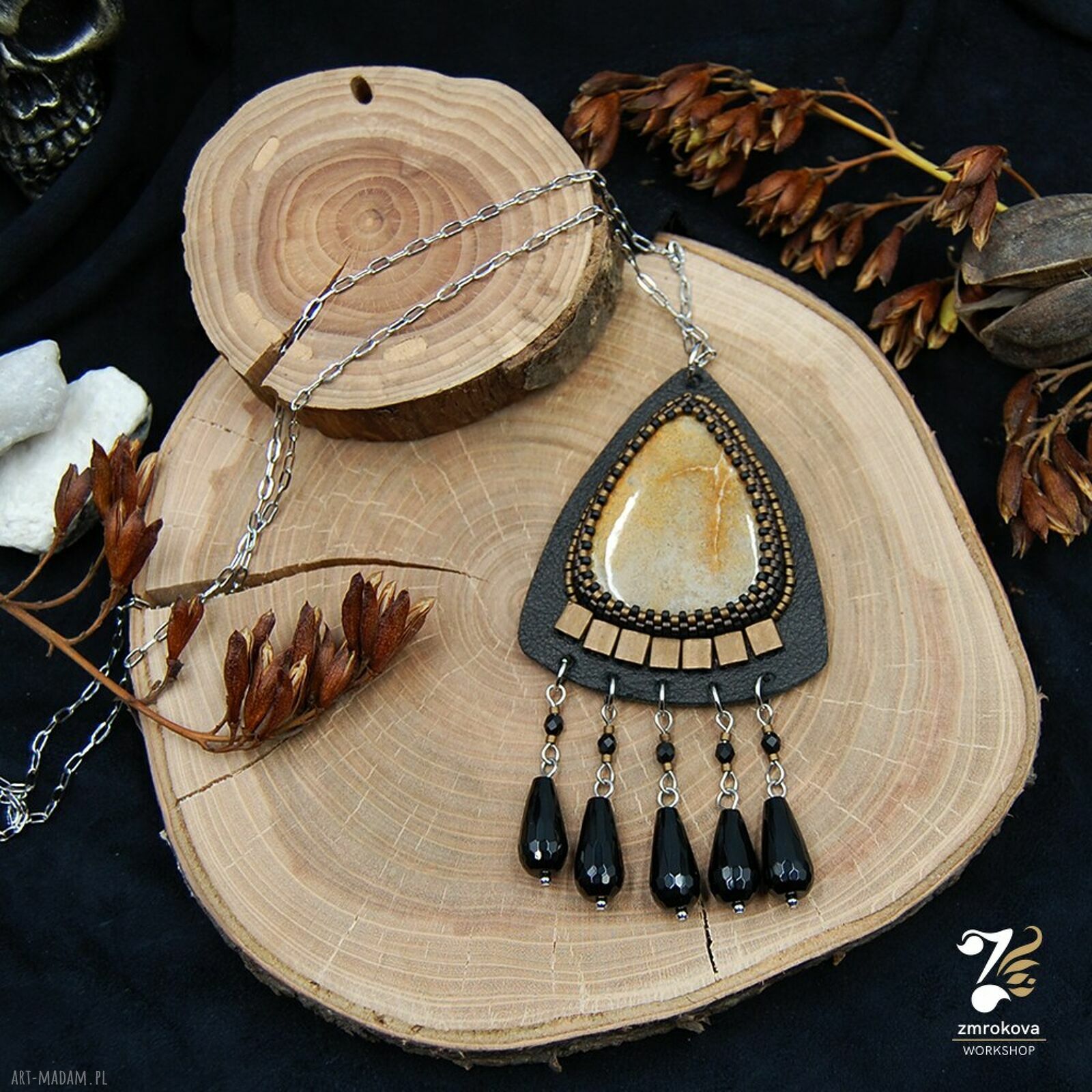 Wisior skórzany z onyksami i skamieliną w hafcie koralikowym - Zmrokova Workshop