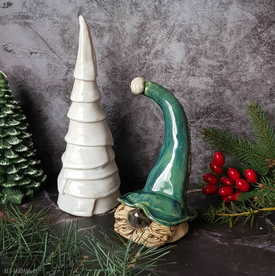 Skrzat w zielonej czapce - ceramiczny gnom ręcznie malowany