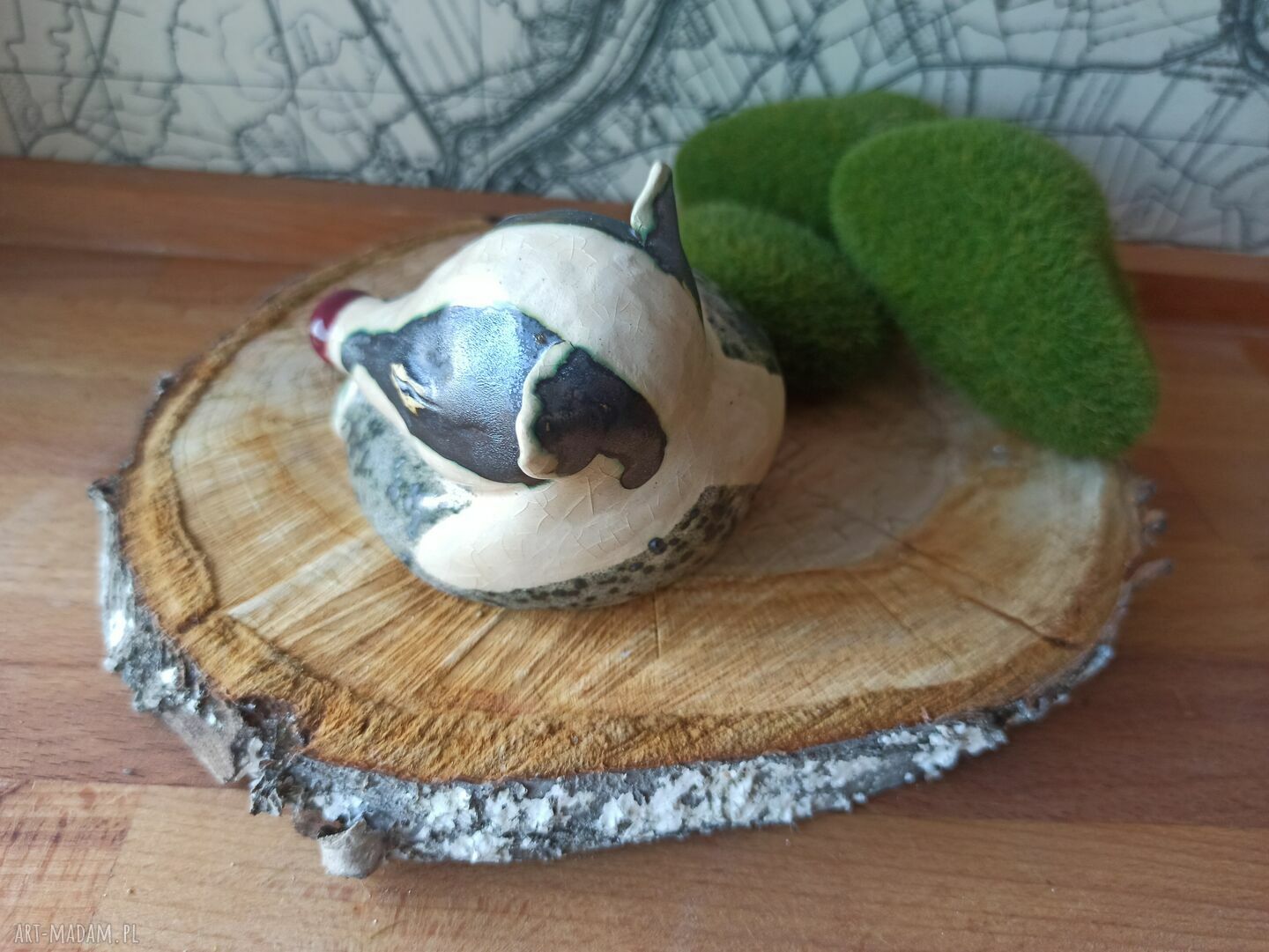 Skulony borsuk - figurka ceramiczna śpiący borsuk