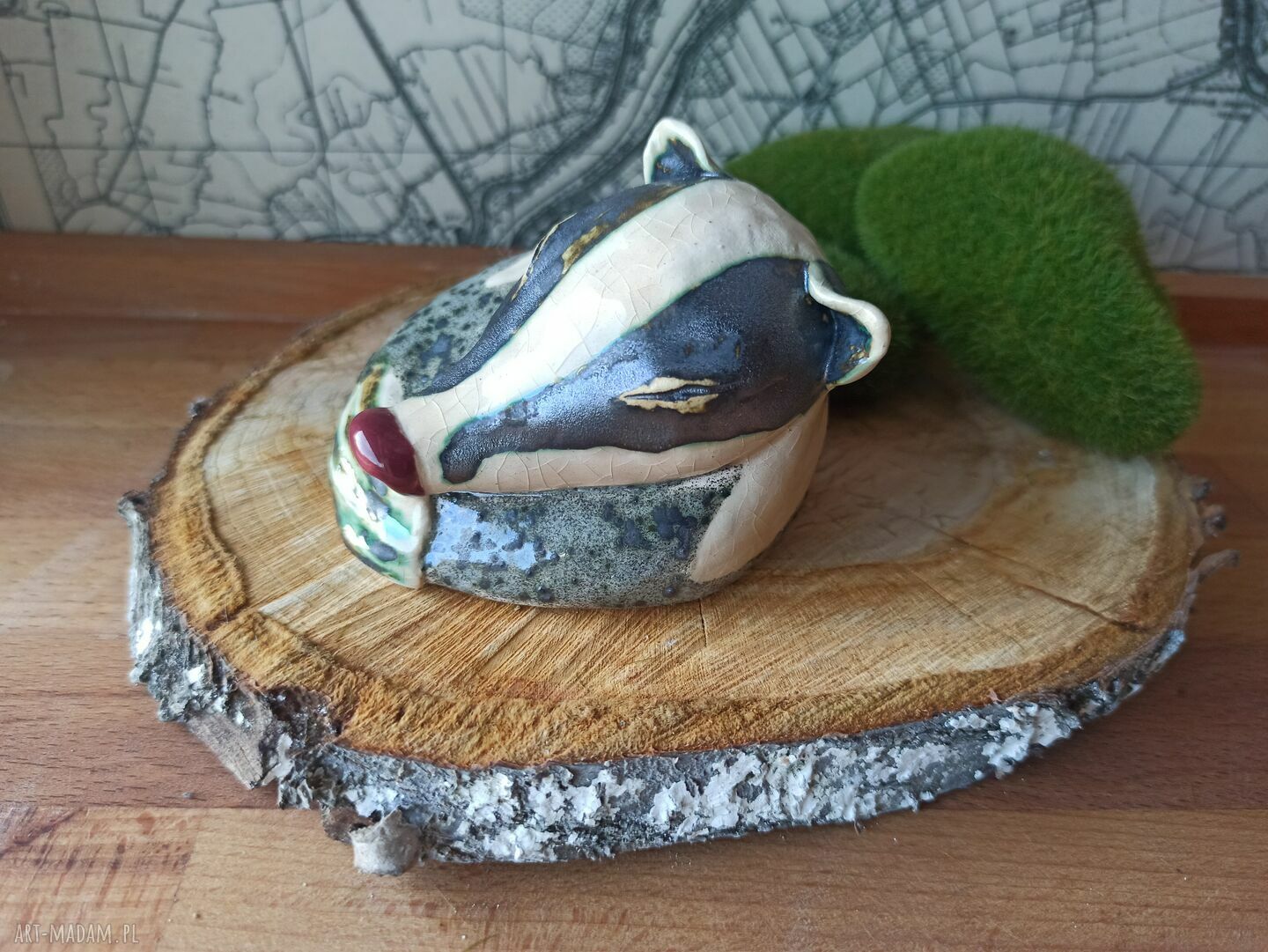 Skulony borsuk - figurka ceramiczna śpiący borsuk