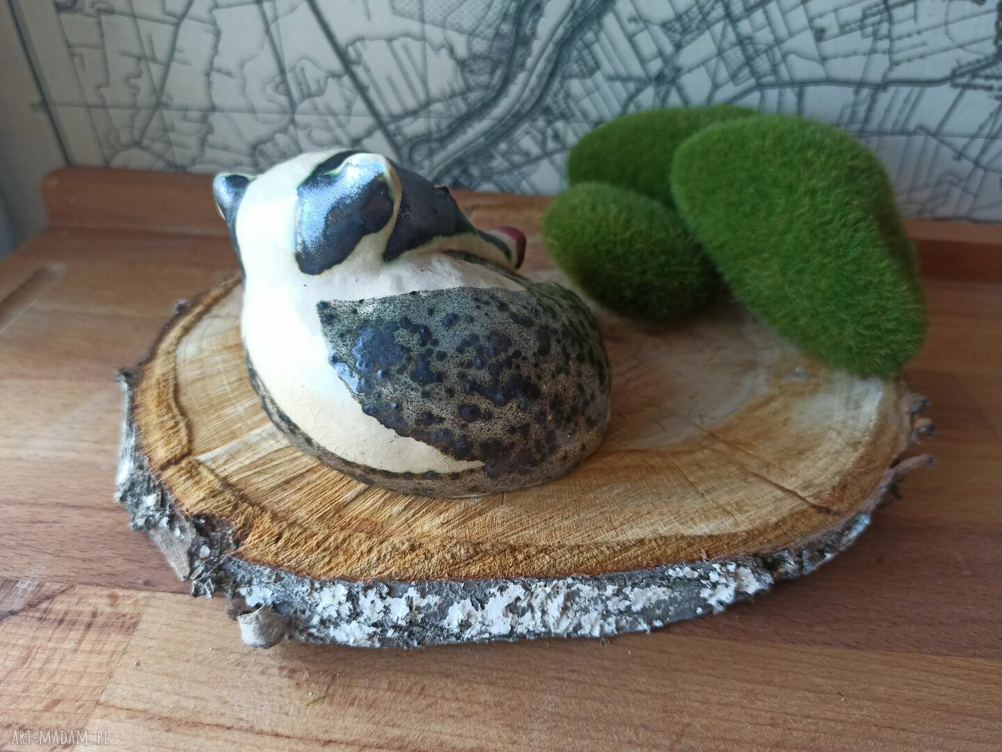 Skulony borsuk - figurka ceramiczna śpiący borsuk