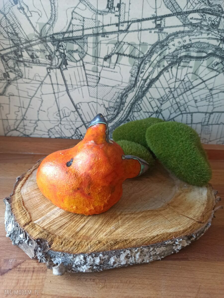 Skulony lisek ceramiczny - ręcznie robiona figurka z lasu