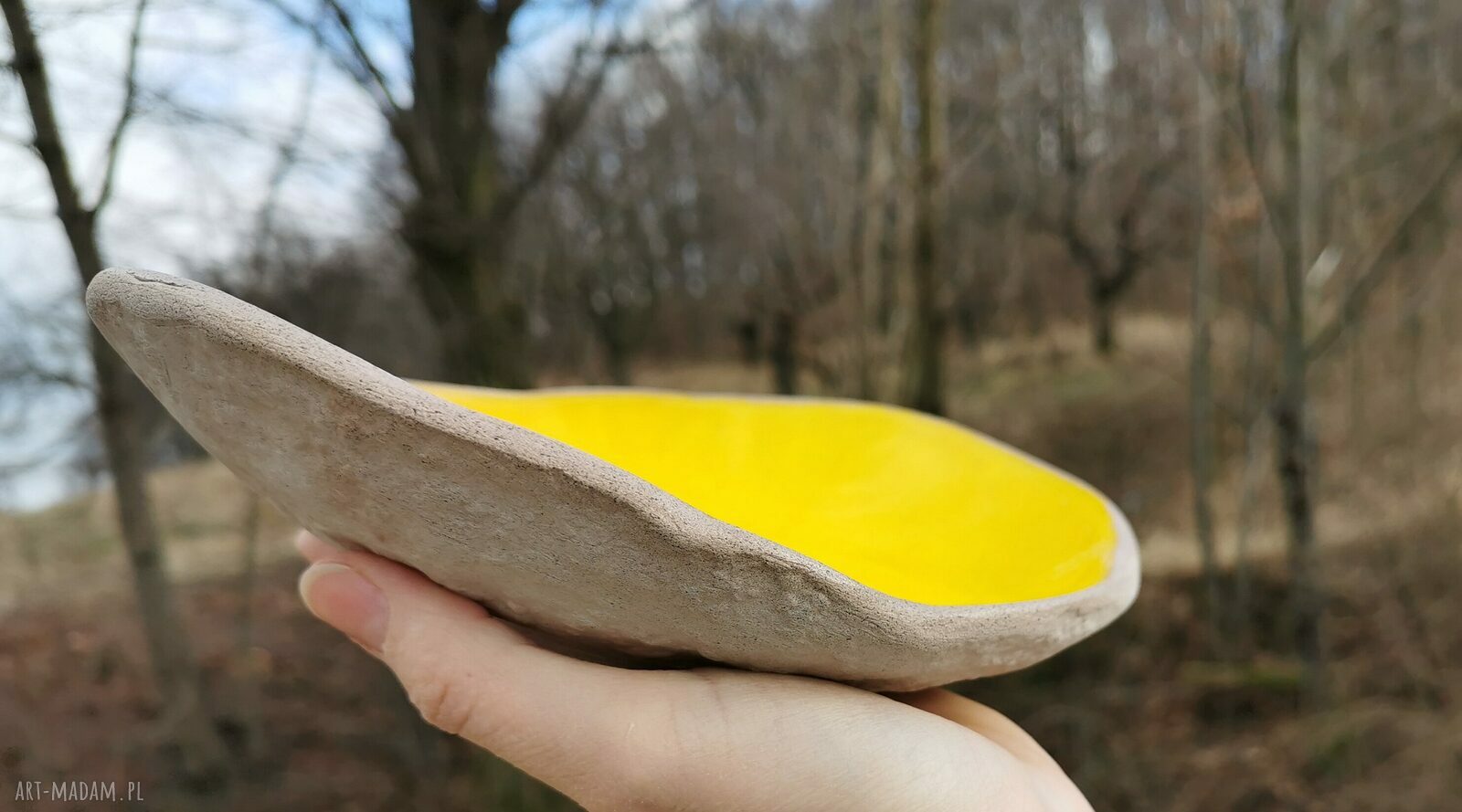 Słoneczna misa ceramiczna (c175) - ręcznie lepiona patera na orzechy i drobiazgi