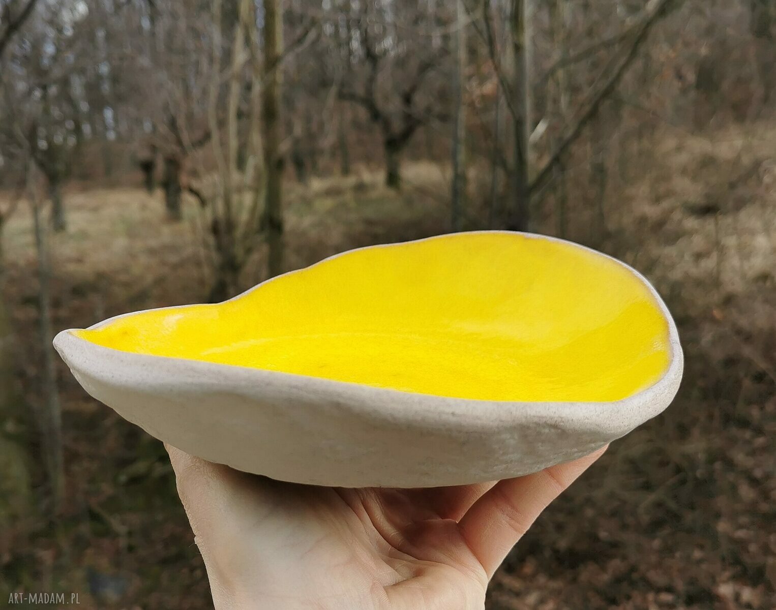 Słoneczna misa ceramiczna (c175) - ręcznie lepiona patera na orzechy i drobiazgi