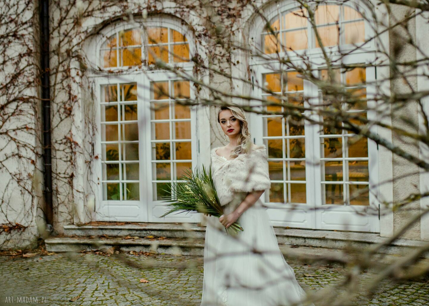 Etola ślubna latte z krótkiego futra - elegancka narzutka do sukni
