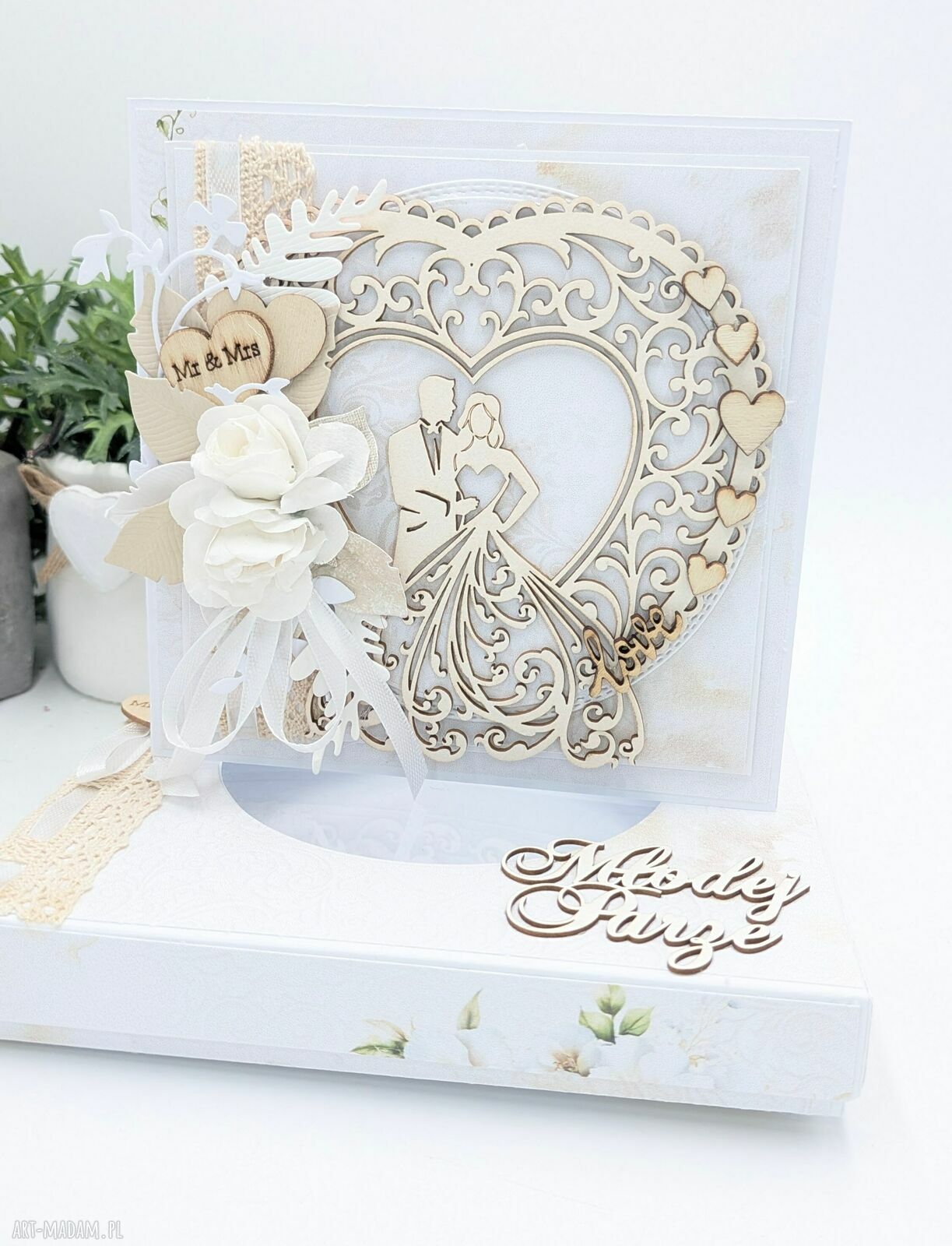 Ślubna kartka handmade 14x14 cm w pudełku z drewnianym sercem Mr & Mrs