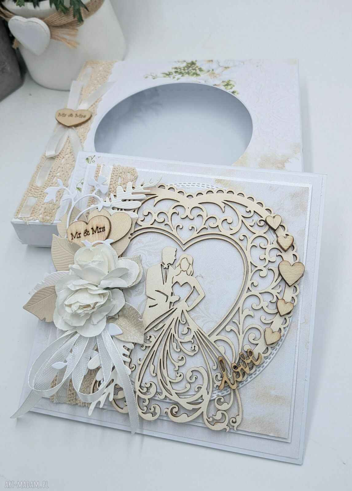 Ślubna kartka handmade 14x14 cm w pudełku z drewnianym sercem Mr & Mrs