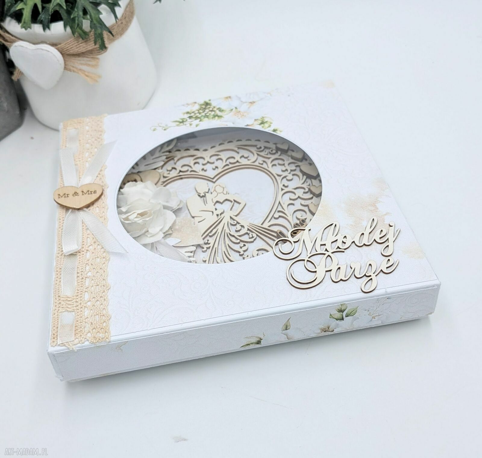 Ślubna kartka handmade 14x14 cm w pudełku z drewnianym sercem Mr & Mrs
